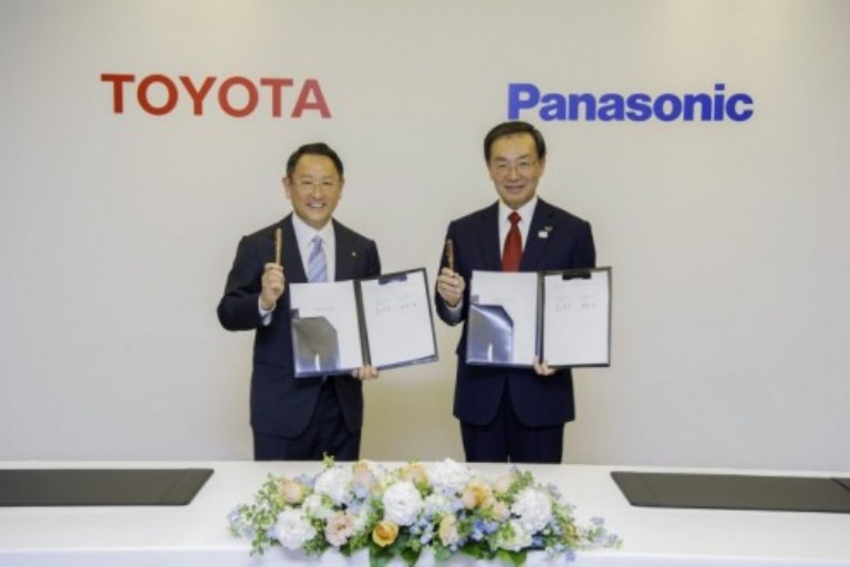 Imagen firma acuerdo Toyota y Panasonic