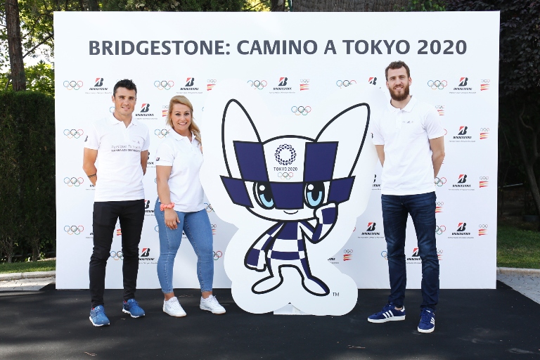 Imagen atletas con mascota Tokio 2020