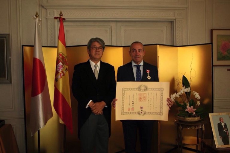Imagen de la entrega de la Orden del Sol Naciente a Oscar Ramos de la Universidad de Valladolid