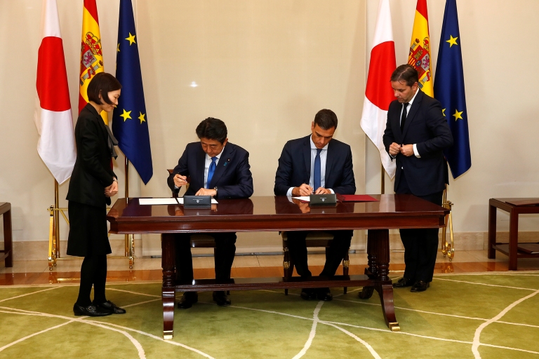 Imagen de Shinzo Abe y Pedro Sanchez firmando el acuerdo