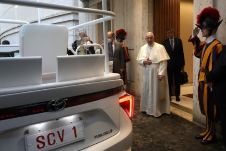 Foto del Papa recibiendo un Toyota Mirai 