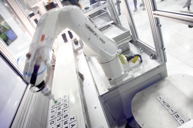 Imagen robot industrial Omron