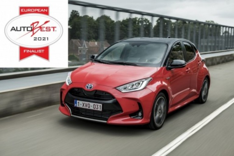 Imagen de un Yaris con el logo del premio de Autobest